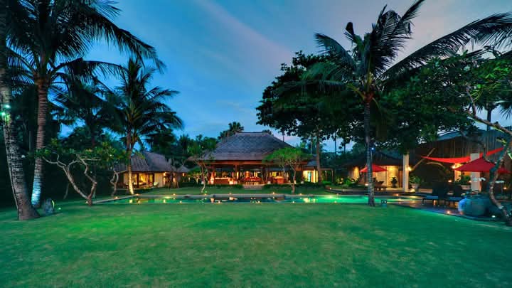 Direct Beach Access – Wake Up to Stunning Ocean Views