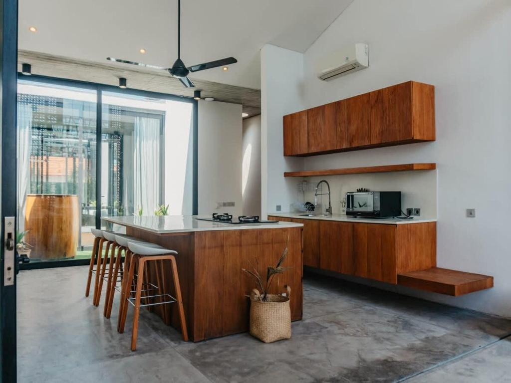 Modern 2-Bedroom Monthly Rental Apartment 200m to Beach in Berawa, Canggu – Ice Bath Included (CODE MR 531)
